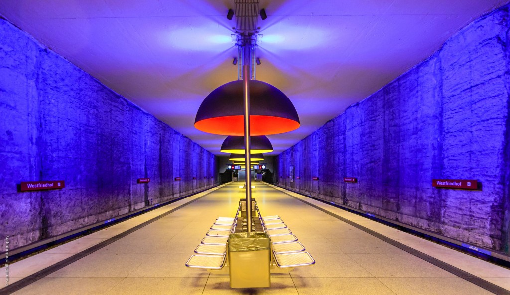 Westfriedhof Station with the Large Lamps