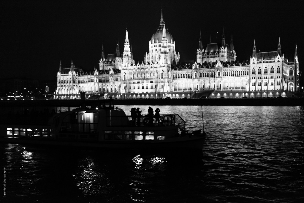 A ferry passing in front of the Hungarian Parliament