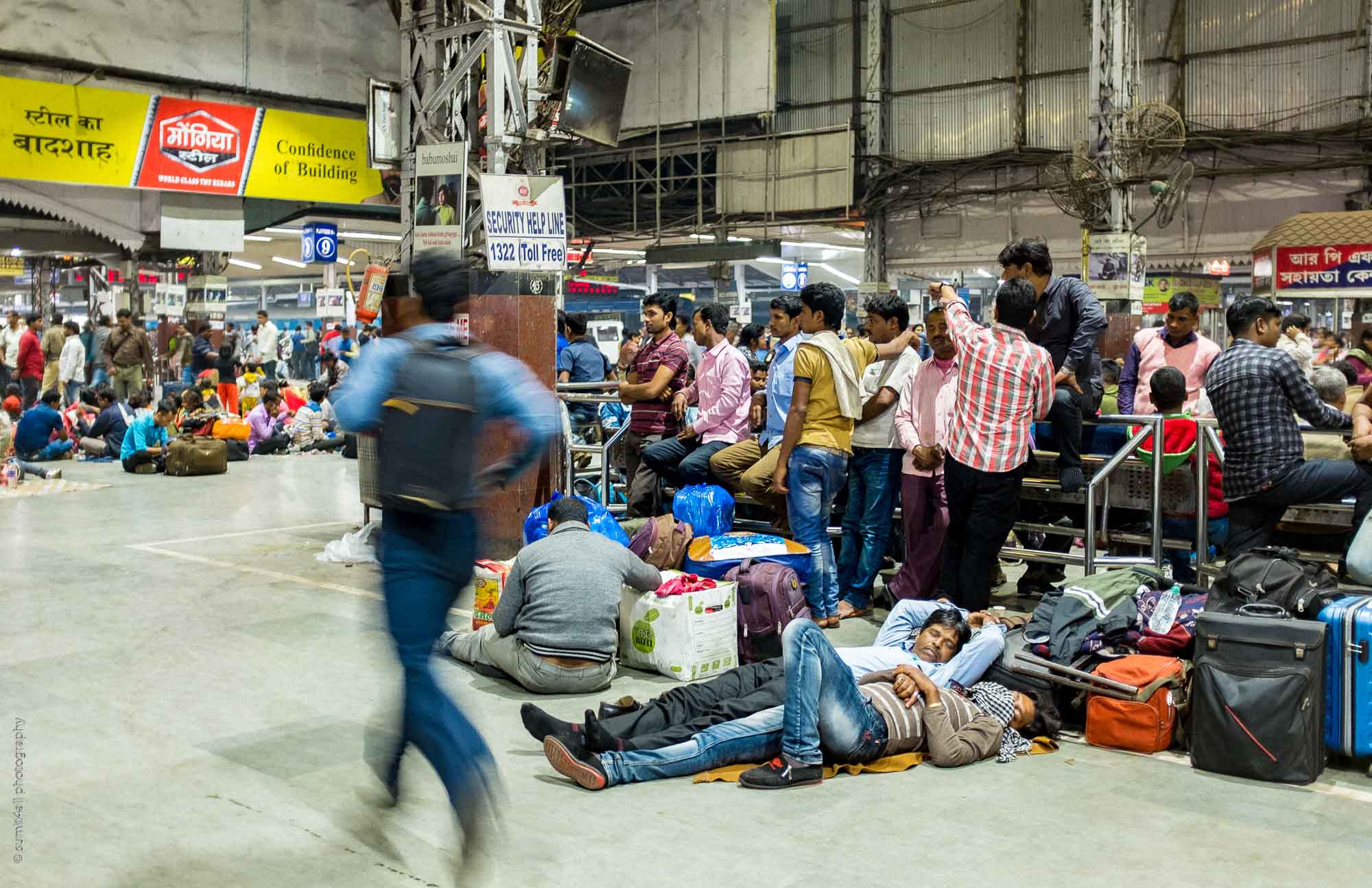 Running to catch a train in Howrah Station, Kolkata